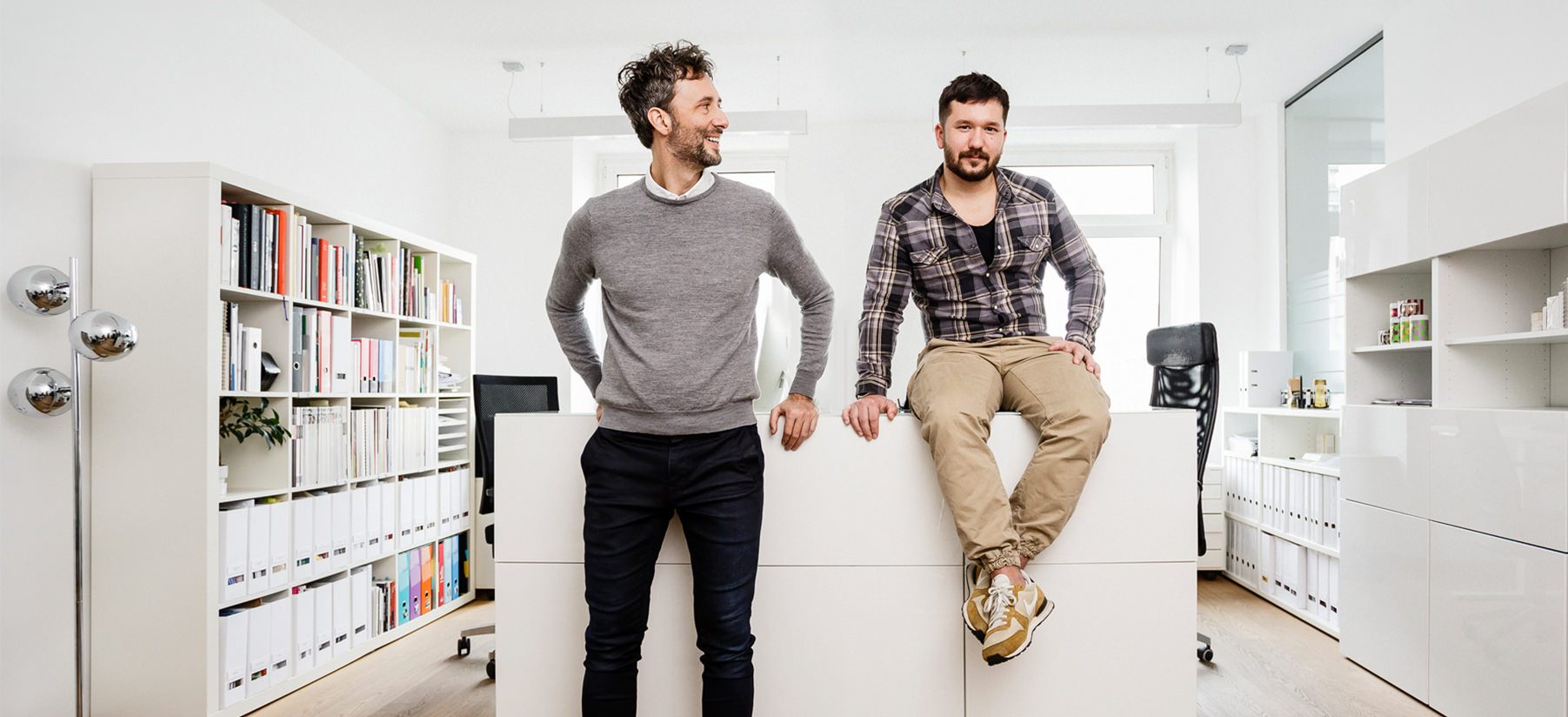 Alessandro Arico und Philipp Stiebitz im Büro mit Aussicht